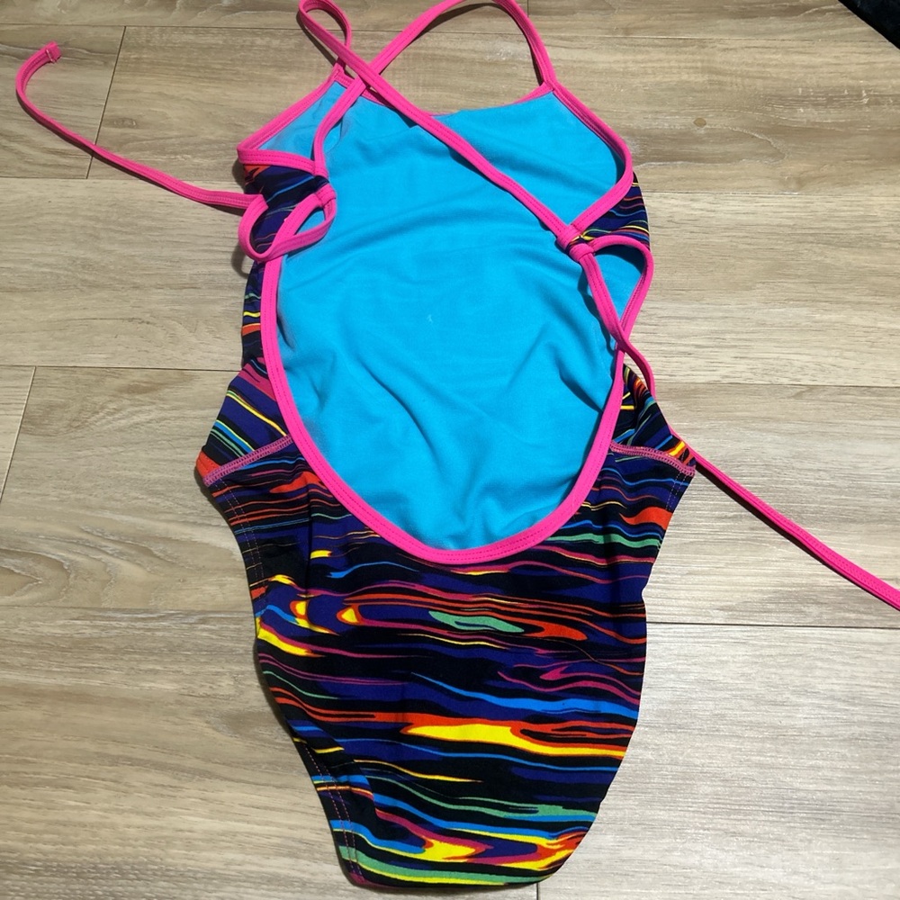 size 26-28 tyr
never worn